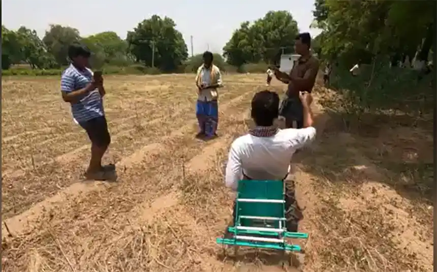 New robots with multiple attachments can navigate beds just 30cm wide. Hitaishi Nagaraj, a young entrepreneur, calls his multifunctional robotic platform "Chota Kisan." His robots spray pesticides, apply foliar treatments, carry loads, and weed—they can even carry a person across the field.