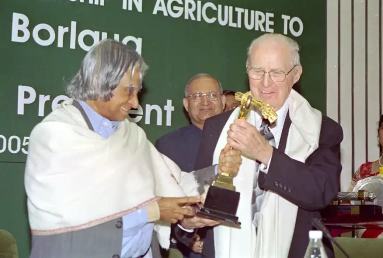 The President Dr. A.P.J Abdul Kalam presenting the First Dr. M.S. Swaminathan Award for Leadership in Agriculture to Dr. Norman E. Borlaug at an Award function in New Delhi on March 15, 2005.